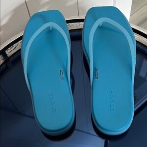 CROCS Women's Aqua Square-toe flip flops-size 7! Perfect for vacation 🏖️☀️